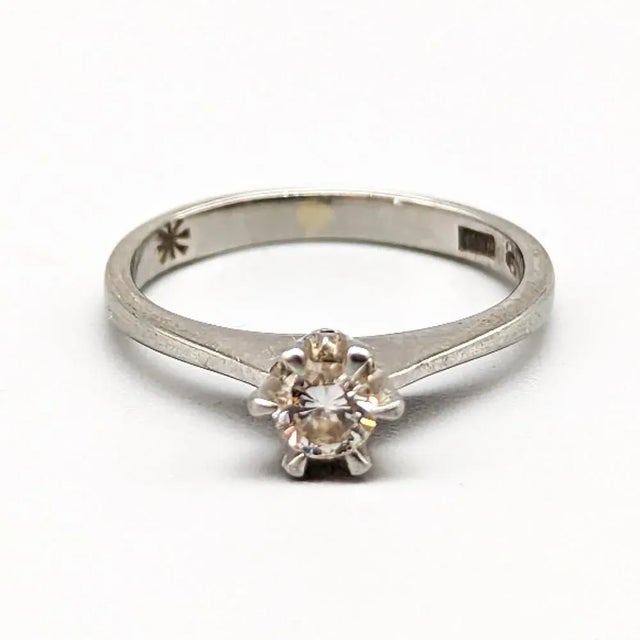 18 Karat White Gold Star Ring with Diamond For Sale - Image 4 of 4
