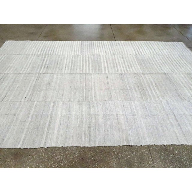 Textile Galerie Shabab Collection Mid-20th Century Handmade Turkish Flatweave Kilim Room Size Carpet in Grey For Sale - Image 7 of 10