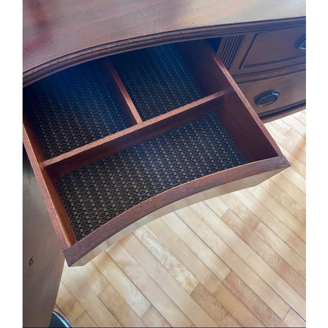 Early 20th Century Hepplewhite Serpentine Mahogany Sideboard For Sale In Minneapolis - Image 6 of 6
