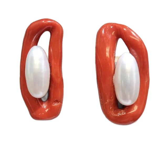 Pair of Natural Coral Loops and Freshwater Pearl Earrings in 18k Yellow Gold. For Sale
