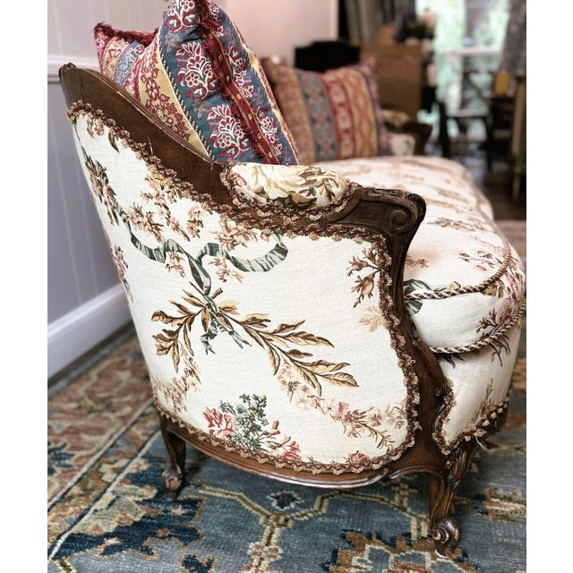 Mid 20th Century Louis XV Carved Walnut Settee | Newly Upholstered French Linen & Down Cushion | Palm Beach / Grandmillennial Style For Sale - Image 14 of 14