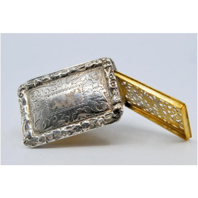 George IV Silver and Gold Vinaigrette Box with Lid Engraving and Friezes, in Very Good conditions. Designed before 1890...