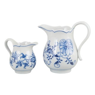 Early 20th Century Porcelain Creamers with Blue Onion Pattern from Meissen, Germany, Set of 2 For Sale