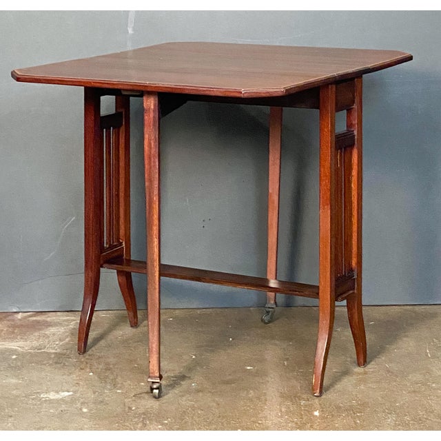 A fine English drop-leaf Sutherland table of mahogany from the Edwardian era, attributed to Spillman & Co of London. With...