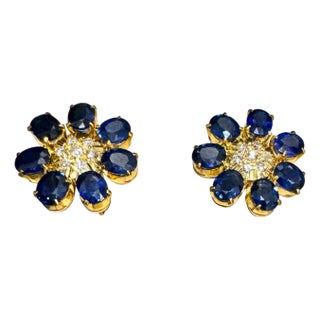 7 Petals Natural Sapphire and Diamonds Flower Post Earrings 18 Karat Yellow Gold For Sale