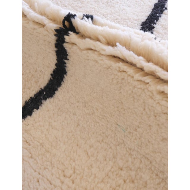 Moroccan Beni Mrirt Wool Rug – Luxury Meets Tradition Indulge in luxury with this Moroccan Beni Mrirt Wool Rug, handwoven...