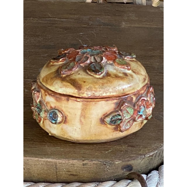 This jewelry box, can be used as a vide poche too. It is in ceramic, and has been done in France in the 1950's, by a...