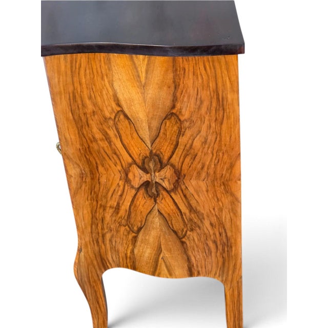 Pair of Italian Bookmatch Walnut Bedside Cabinet/ Nightstand. For Sale - Image 10 of 18