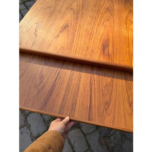 A masterpiece from one of Denmark's most important designers: This extendable teak dining table was designed by Grete Jalk...