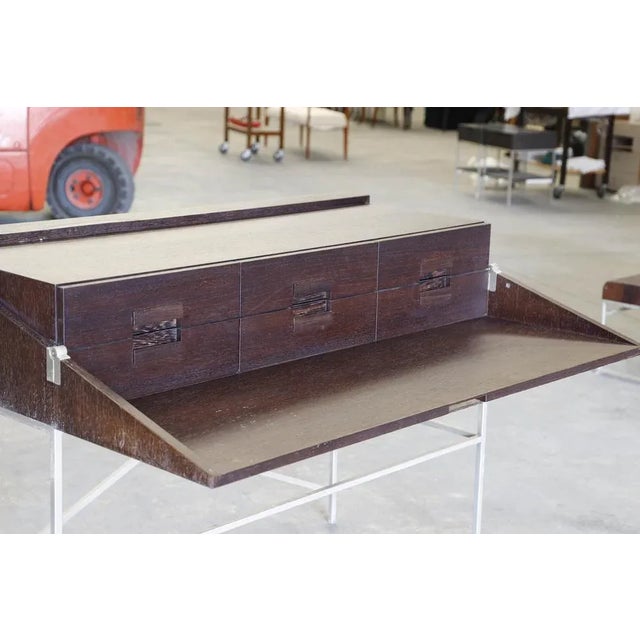 Solid wood, an elegant metallic structure that is presented in steel. Nìquel, wood and oak color, gray. With the open...