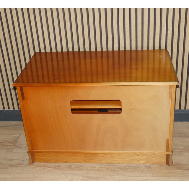 English Yew Chest of Drawers with Retractable Doors and Oval Fittings from Heldense For Sale - Image 5 of 17