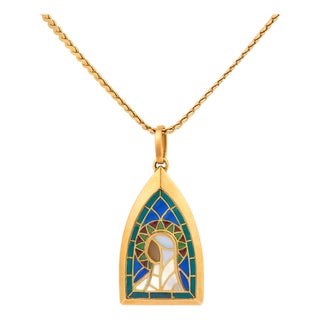French Vintage Virgin Mary Plique-À-Jour Enamel Yellow Gold Pendant Necklace For Sale