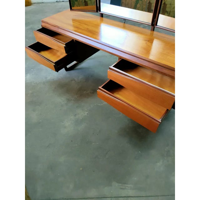 Dressing table manufactured by the British firm White and Newton. Its design combines teak wood with solid afrormosia. It...