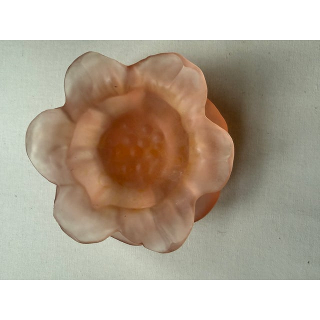 Art Deco Dorothy Thorpe Resin Frosted Pink Flower Catchall For Sale - Image 3 of 8