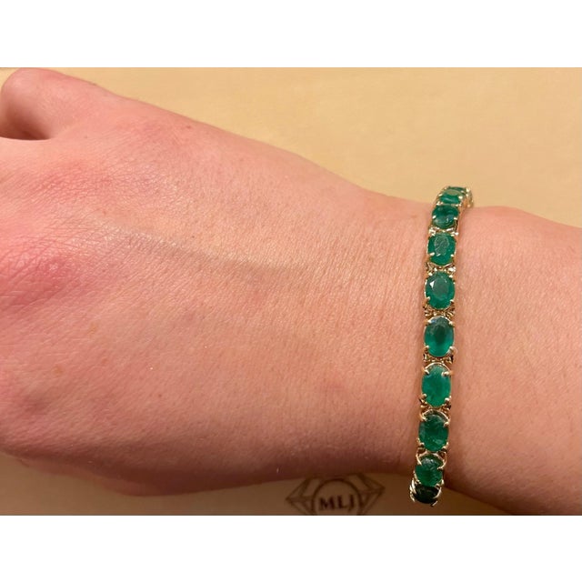 Contemporary 16 Carat Natural Emerald Cocktail Tennis Bracelet 14 Karat Yellow Gold For Sale - Image 3 of 18