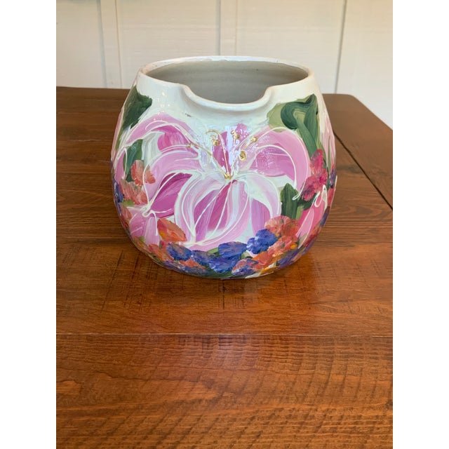 2000 - 2009 Hand‑Painted Artisan Floral Pitcher by Beth Sartin for Marshall Pottery, 2003 – Signed Texas Folk Art. Cottagecore Decor & Collector Piece For Sale - Image 5 of 9