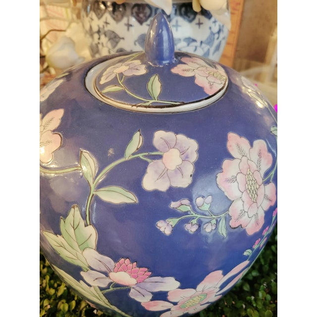 1980s Vintage Large Ceramic Chinoiserie Blue Pink Green Floral Ginger Jar Room Decor For Sale - Image 5 of 7
