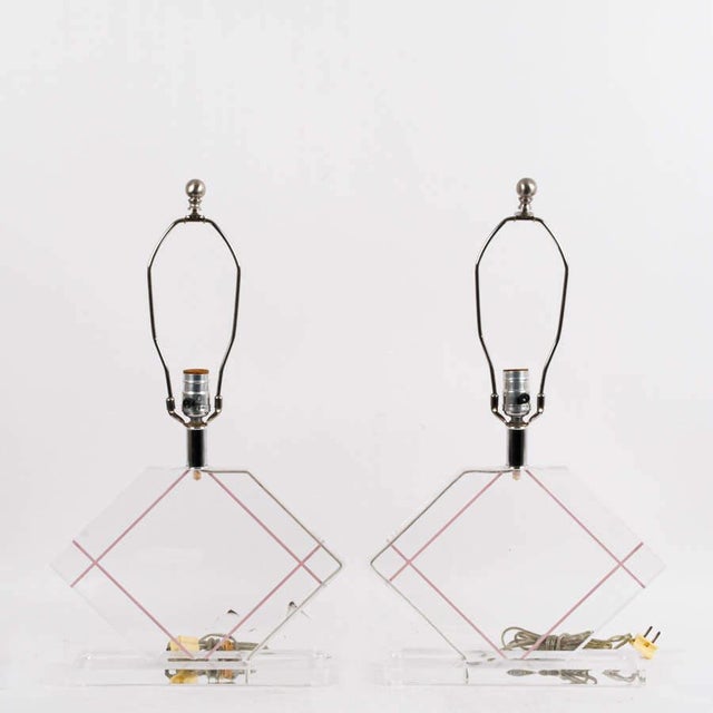 Mid-Century Modern Pair of 1970s Lucite Table Lamps With Geometric Diamond Bases and Red Line Accents, Mid‑Century Modern For Sale - Image 3 of 4