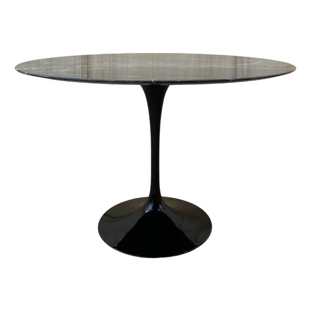 Round Tulip Table with Green Alpine Marble Top by Eero Saarinen for Knoll Inc. / Knoll International, 1980s For Sale