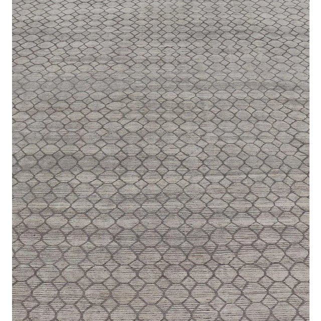 Moroccan Modern Hand-Knotted Rug in Wool With All-Over Design in Light Gray & Off White For Sale - Image 3 of 11