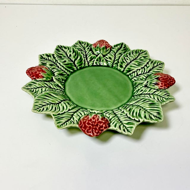 Bordallo Pinheiro 1990s Vintage Hollywood Regency Portuguese Mediterranean Bordallo Pinheiro Majolica Strawberry Plate For Sale - Image 4 of 9