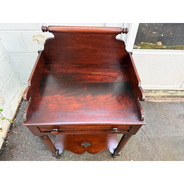 American Antique 19th Century Early American Empire Style Mahogany One Drawer Wash Stand Side Table For Sale - Image 3 of 15