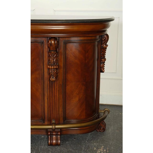 American Bar with Granite Top & Barstools in the style of Howard & Miller For Sale - Image 4 of 18