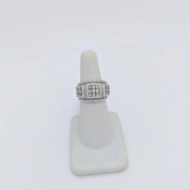 White Diamond Round and Square Design Ring in 18K White Gold, size 6 For Sale - Image 4 of 7