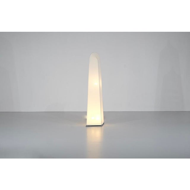 Large "Kazuki 3" floor lamp with a metal frame supporting a white fabric diffuser. Two independent light sources and...