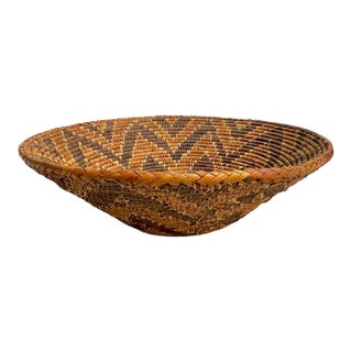 Handwoven Kenyan African Basket Bowl – Vintage Geometric Tribal Woven Decor For Sale