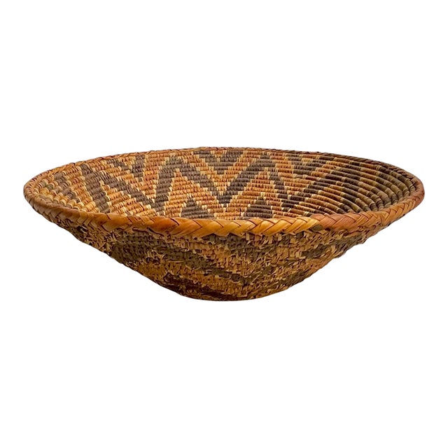 Handwoven Kenyan African Basket Bowl – Vintage Geometric Tribal Woven Decor For Sale