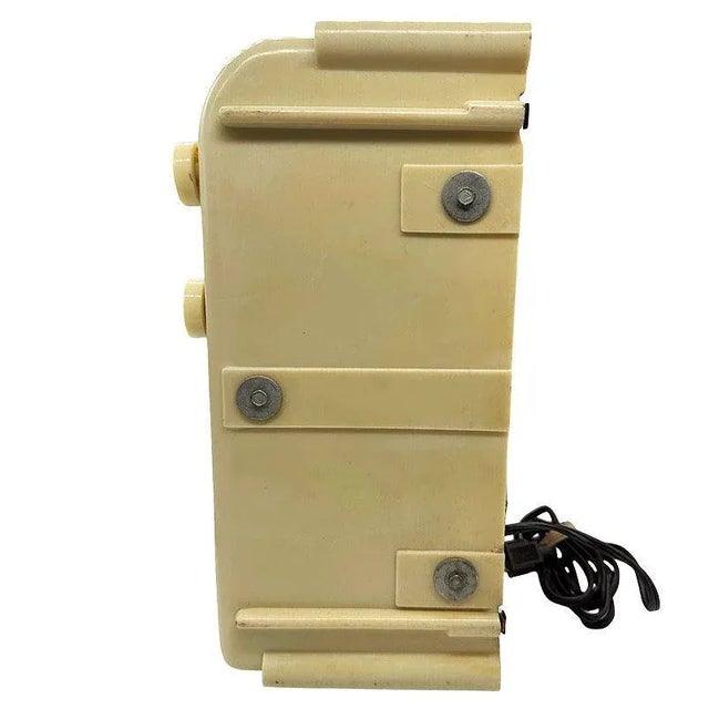 Plastic Mid-Century 1949 Carrara Ivory Emerson Model 581 Plaskon Vacuum Tube Am Radio For Sale - Image 7 of 9