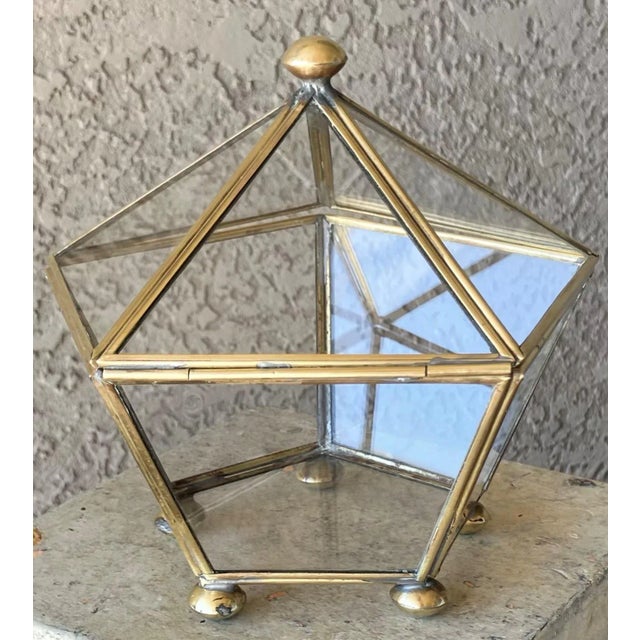 Mid 20th-Century Pentagon-Shaped Brass & Glass Keepsake / Trinket Box For Sale - Image 4 of 15