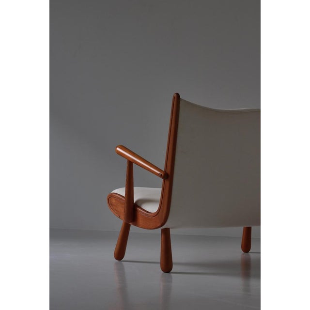 Swedish Cabinetmaker Sofa in Pinewood & White Vägen Linen for Svenskt Tenn, 1940s For Sale - Image 3 of 18