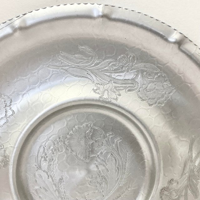 Metal 1950s Vintage Boho Chic Arts & Crafts Hand Wrought Etched Aluminum Round Serving Tray. For Sale - Image 7 of 11