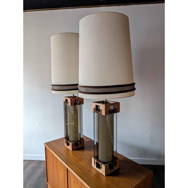 Mid-Century Modern Mid-Century Modern Mid Century Modern Lucite & Walnut Lamps by Nova of California - Pair For Sale - Image 3 of 9