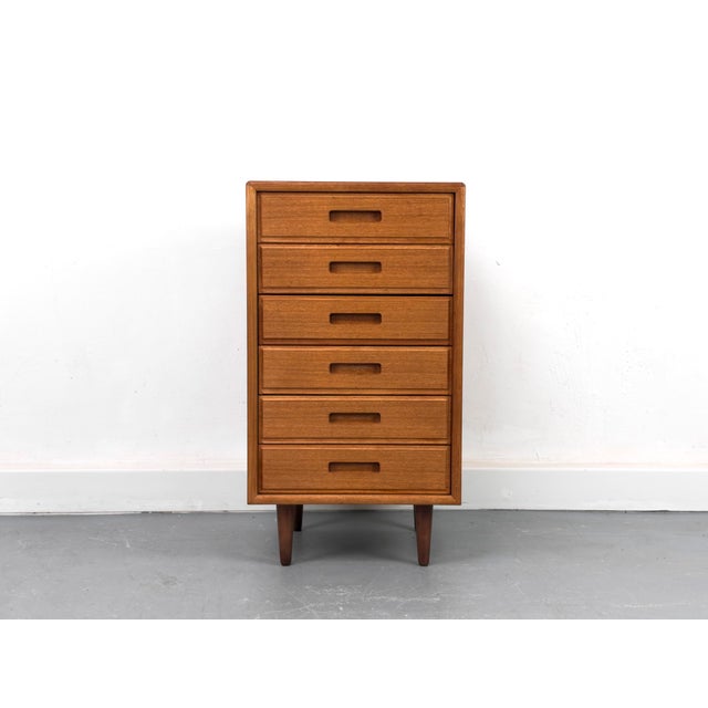 High-quality, narrow teak chest of drawers with six drawers. The fronts are made of solid teak with stylish recessed...