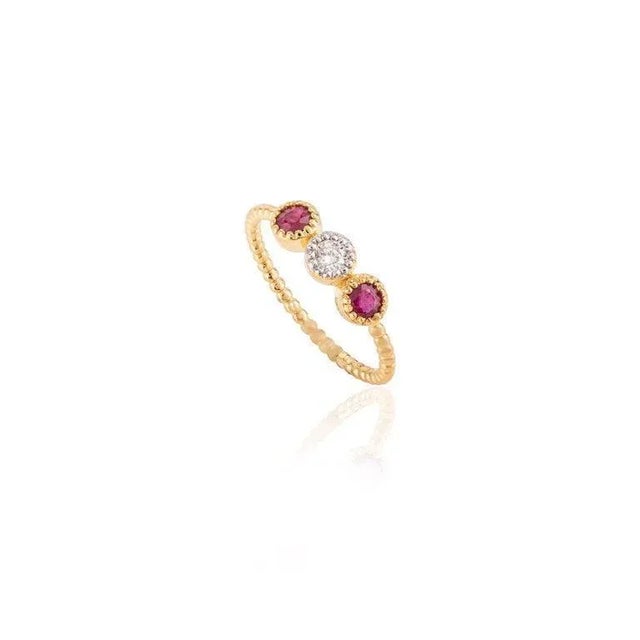Metal Brilliant Diamond and Ruby Three Stone Ring in 18k Yellow Gold Size 7.5 For Sale - Image 7 of 11