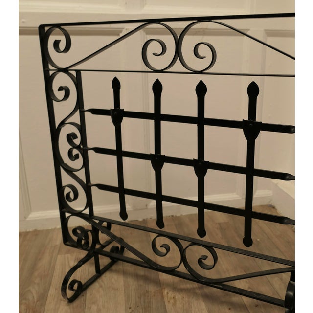 Good Quality Wrought Iron Fire Screen, Fire Guard This is a very attractive piece, the wrought iron work is superbly...