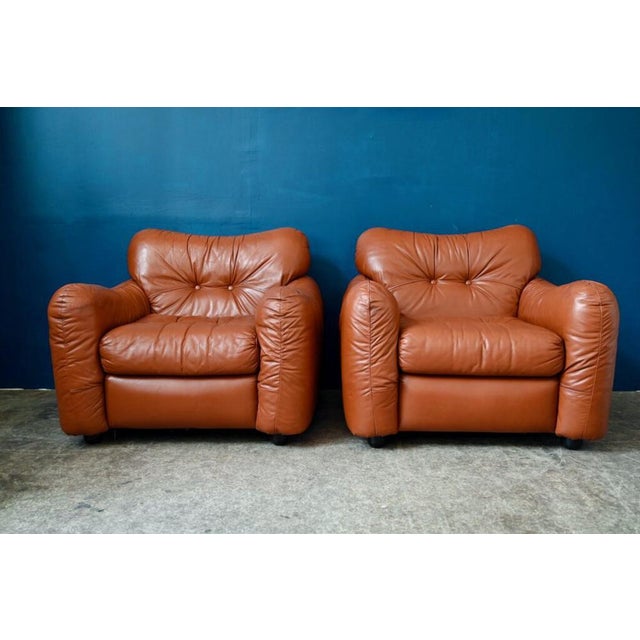 These armchairs with incredibly elegant Italian lines date from the 60s. Very enveloping, their supple lines give them a...