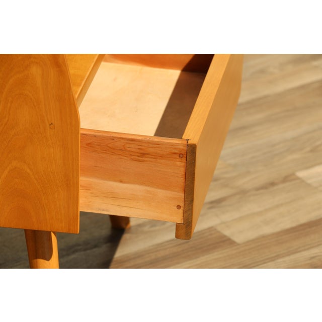 Chocolate Mid-Century Modern Pair of Maple Nightstands in the Style of Heywood-Wakefield, Circa 1960s For Sale - Image 8 of 18