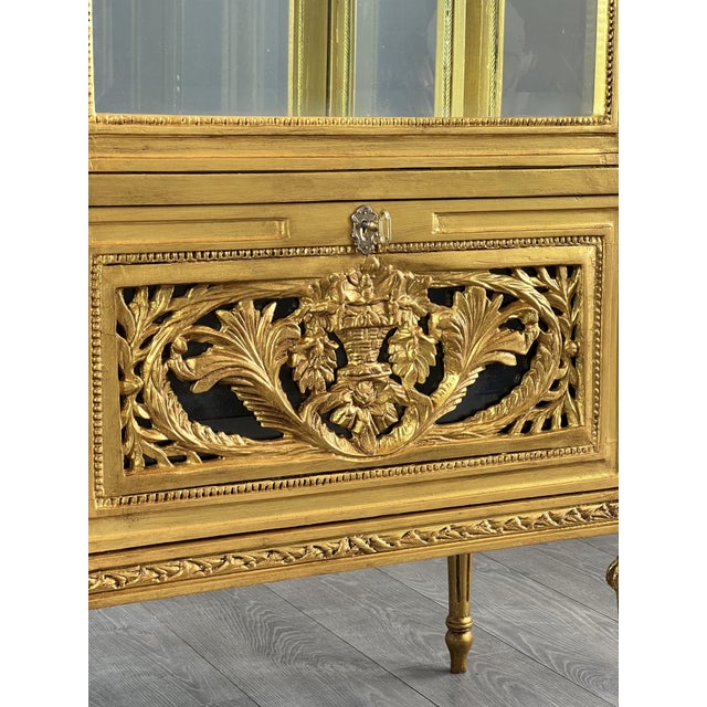 Louis XVI Style Carved and Gilded Wooden Display Case, 20th Century For Sale - Image 4 of 11