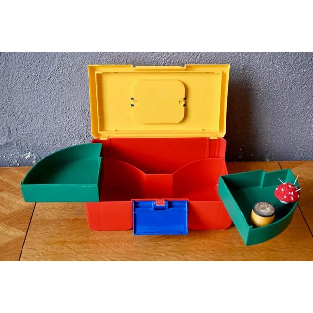 For DIY items as well as small treasures, this suitcase full of color and good humor will prove to be a decorative...