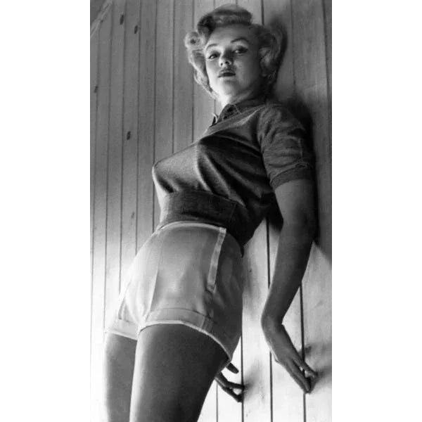 Mid-Century Modern "Marilyn Monroe at Home" Print For Sale - Image 3 of 3