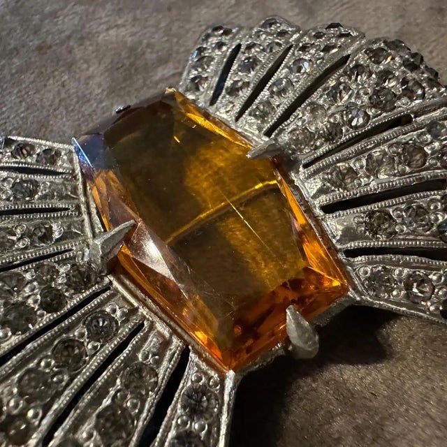 An Amazing 1930s Art Deco Costume Jewelry Brooch For Sale - Image 9 of 11