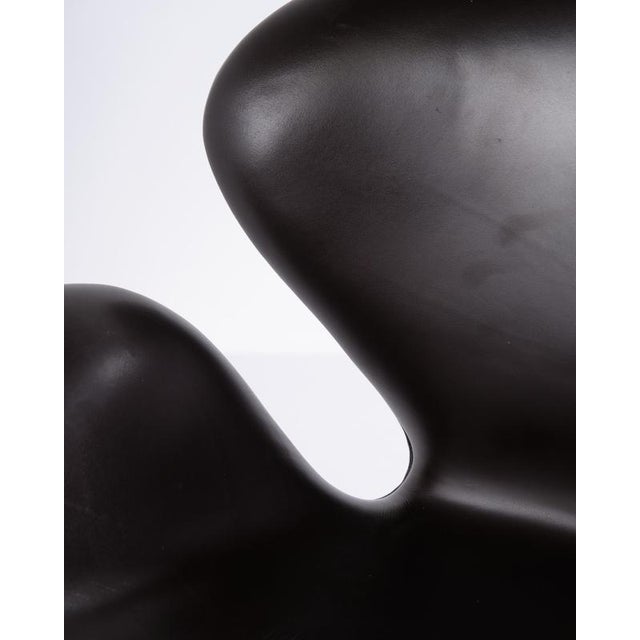 Swan Chair in Dark Brown Leather by Arne Jacobsen and Fritz Hansen, 2007 For Sale - Image 13 of 14