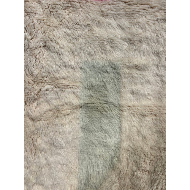 Mid-Century Modern Contemporary Moroccan Mrirt Rug in Natural Wool For Sale - Image 3 of 11
