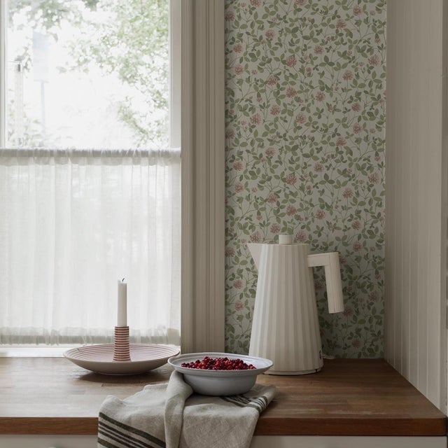 English Boråstapeter Klöver Wallcovering In Leaf For Sale - Image 3 of 5
