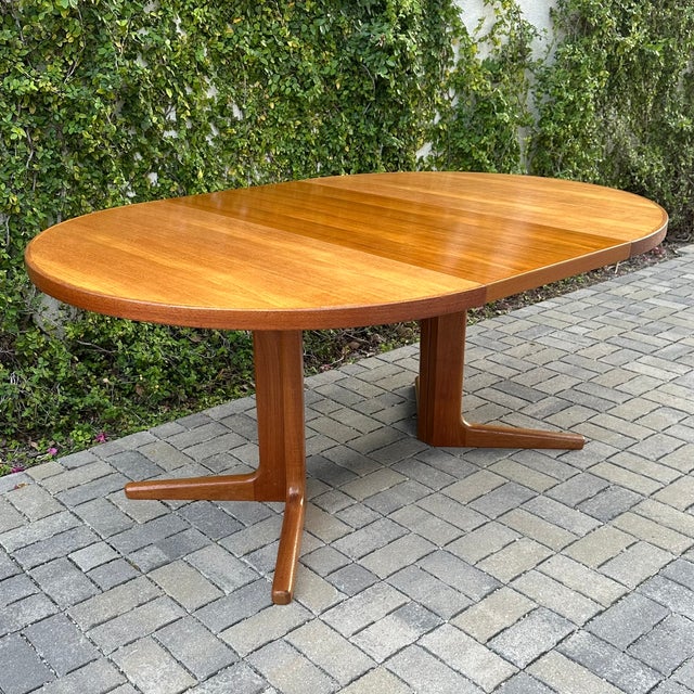 Scandinavian mid century modern expandable dining table on split pedestal base, made in Denmark by Vejle Stolefabrik. With...