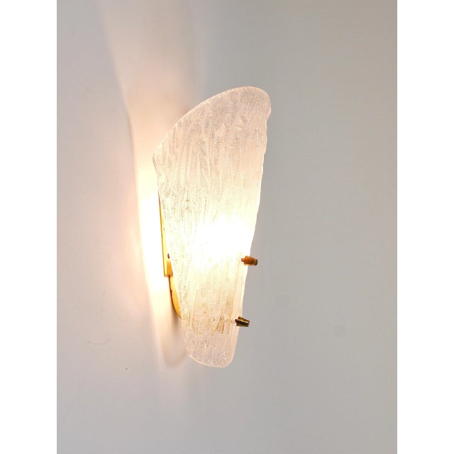 Metal Mid-Century Modern Austrian Wall Light in Brass and Textured Glass by J. T. Kalmar for Kalmar, 1950s For Sale - Image 7 of 11